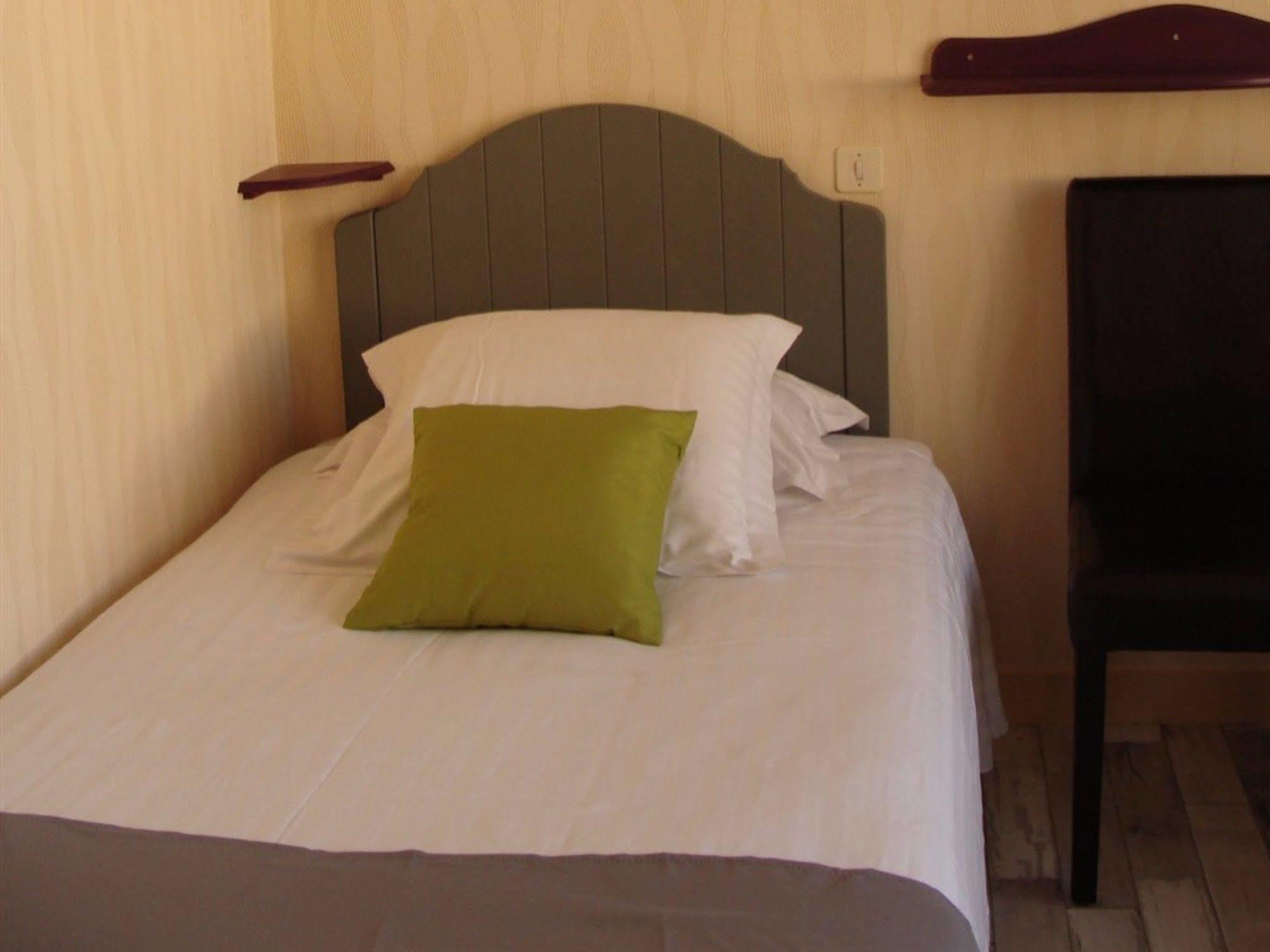 Hotel Le Flaubert Fougères Exteriör bild