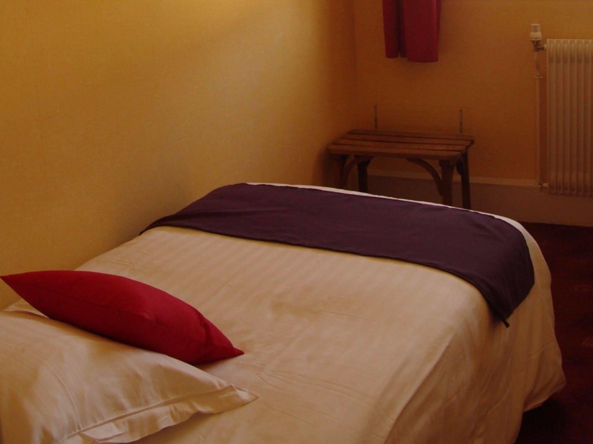 Hotel Le Flaubert Fougères Exteriör bild